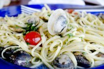 Linguine with seafood and tomatoes — Stock Photo