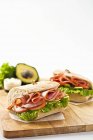 Schinken und Salat auf Brot — Stockfoto