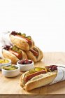 Hot Dogs in Brötchen mit Gurken — Stockfoto