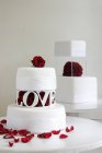 Deux gâteaux de mariage — Photo de stock