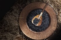 Schwarzer Reis in Kupferschale — Stockfoto