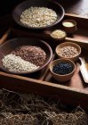 Зерна в дерев'яних мисках — стокове фото