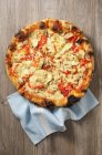 Pizza con pomodori e carciofi — Foto stock