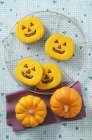 Хэллоуин печенье и тыквы — стоковое фото
