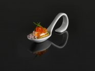 Vista de cerca de un trigo sarraceno Blini y caviar Keta en una cuchara degustación - foto de stock