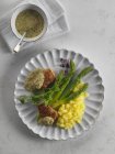 Asparagi verdi con carne di maiale — Foto stock