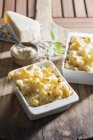 Macarrones y quesos aromatizados con trufas - foto de stock
