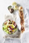 Садовий салат з рибою тунця та хлібом — стокове фото