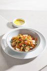 Салат из моркови и сельдерея с соусом — стоковое фото