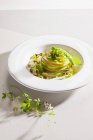 Вальдорфський салат з карі в мисці — стокове фото