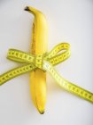 Банан прив'язаний стрічкою — стокове фото