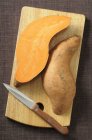 Patata dolce fresca dimezzata — Foto stock