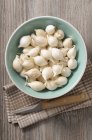 Cebollas blancas en tazón - foto de stock