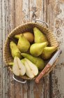 Cesta de peras frescas recogidas - foto de stock