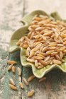 Семена камута в блюде — стоковое фото