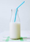 Пляшка мигдалевого молока — стокове фото