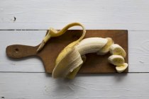 Банан на доске для рубки — стоковое фото