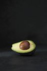 Свіжим авокадо половині — стокове фото
