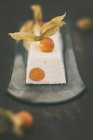 Terrine de yaourt avec physalis — Photo de stock