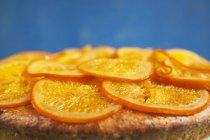 Gâteau orange sur surface bleue — Photo de stock