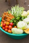 Un grand bol de légumes sur le sol — Photo de stock
