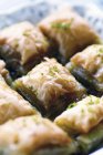 Piezas de baklava de pistacho - foto de stock