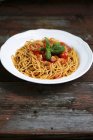 Spaghetti with fresh tomatoes — Stock Photo