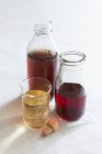 Vue rapprochée de divers types de vinaigre dans des récipients en verre — Photo de stock