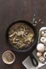 Вид зверху на грибний соус і свіжі гриби — стокове фото