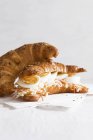 Круасан, наповнений вареними яйцями — стокове фото