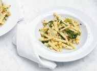 Casarecce Nudeln mit Brokkoli und Parmesan — Stockfoto