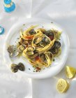 Linguine pasta with clams and lemons — Stock Photo