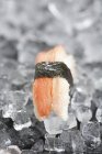 Nigiri sushi con cangrejo - foto de stock