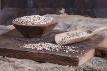 Coloridas semillas de quinua sobre tabla de madera - foto de stock