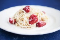 Spaghetti pasta with strawberries — Stock Photo