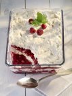 Tarta de merengue de frambuesa y crema - foto de stock