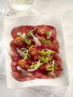 Carpaccio de ternera con tomates - foto de stock
