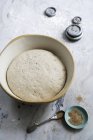 Хлебное тесто в миске — стоковое фото