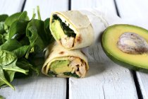 Hühner-, Spinat- und Avocadowickel über Holzoberfläche — Stockfoto