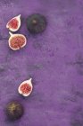 Figos frescos com metades — Fotografia de Stock