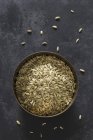 Семена фенхеля в миске — стоковое фото