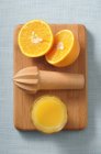 Наполовину апельсин на дерев'яному столі — стокове фото
