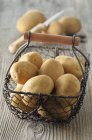 Batatas frescas em cesta de arame — Fotografia de Stock