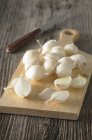 Cebollas blancas a bordo - foto de stock