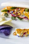 Съедобный бутерброд с цветами — стоковое фото