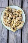 Dientes de ajo recién cosechados - foto de stock