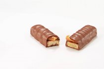 Шоколадная плитка с вкусным печеньем внутри — стоковое фото
