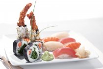 Maki e nigiri sushi — Fotografia de Stock