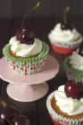 Quatre cupcakes cerise — Photo de stock