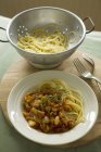 Spaghetti con manzo e fagioli — Foto stock